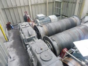 Hubwerksgetriebe vor dem Retrofit Die in die Jahre gekommenen Hubwerksgetriebe vor dem Retrofit.