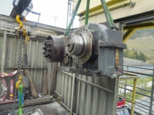 Ausbau der alten Hubwerksgetriebe Der Ausbau der alten Hubwerksgetriebe erfolgt natürlich mit einem anderen Kran.