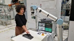 Dursune Gönültas und ihr Forschungsthema arbeiten an der Programmierung einer Roboterbahn durch Gestensteuerung