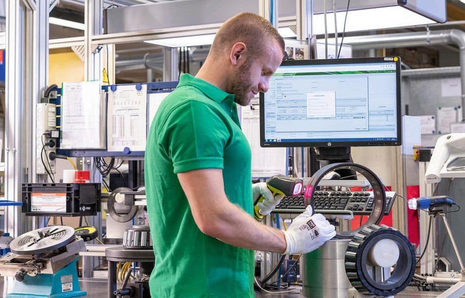 Schaeffler Remanufacturing-Service: Während der Aufbereitung von Wälzlagern wird der Schmierstoff getauscht und der Zustand aller relevanten Lagerkomponenten überprüft. Beschädigte Bauteile werden bei Bedarf durch neue ersetzt. Schaeffler Remanufacturing-Service: Während der Aufbereitung von Wälzlagern wird der Schmierstoff getauscht und der Zustand aller relevanten Lagerkomponenten überprüft. Beschädigte Bauteile werden bei Bedarf durch neue ersetzt.