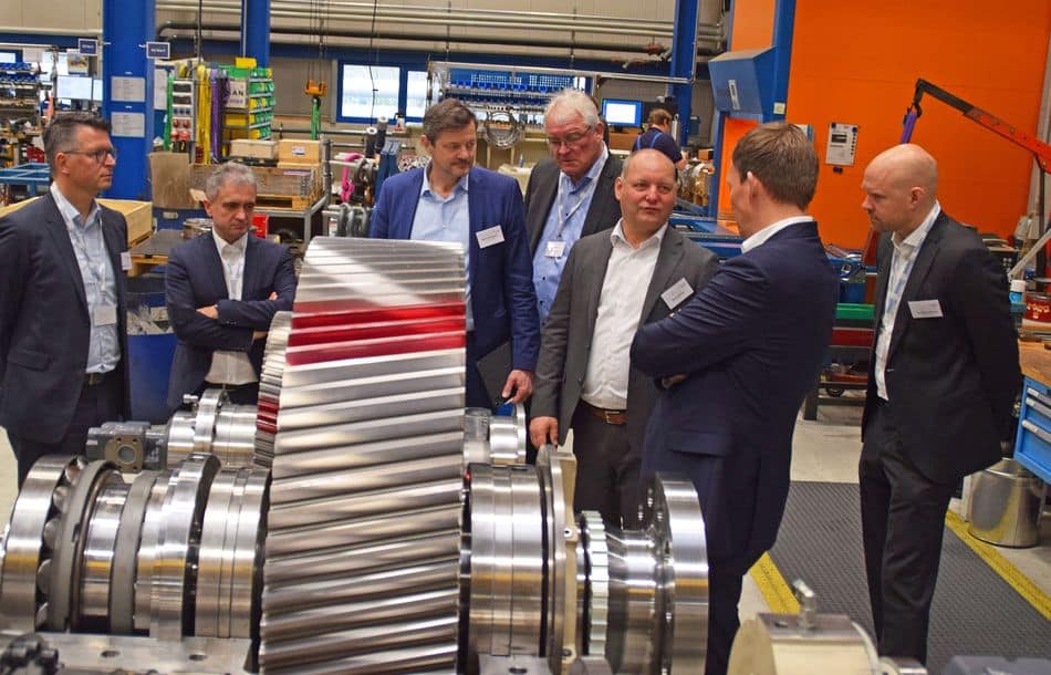 Rundgang durch die Produktionshallen bei Reintjes; Geschäftsführer Klaus Deleroi (Dritter von rechts)