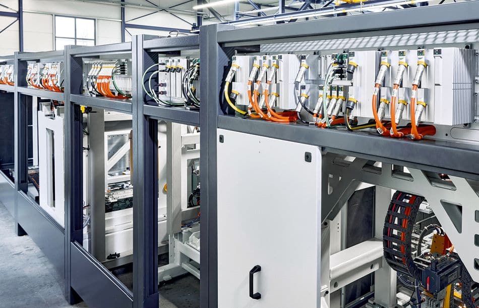 Das MX-System von Beckhoff kommt beispielsweise bei der neuesten Fensterprofil-Bearbeitungsmaschine der Schirmer Maschinen GmbH zum Einsatz Fensterprofil-Bearbeitungsmaschine der Schirmer Maschinen GmbH mit MX-System von Beckhoff