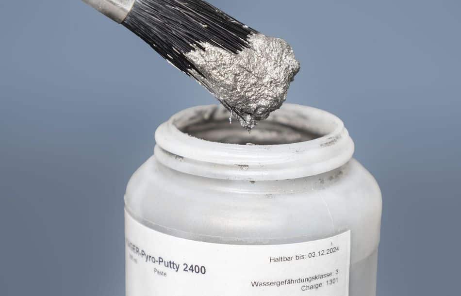 Reparaturkitt für Guss- und Stahlteile: Pyro-Putty 2400 von Kager ist eine metallisch-graue Paste Reparaturkitt für Guss- und Stahlteile: Pyro-Putty 2400 von Kager ist eine metallisch-graue Paste